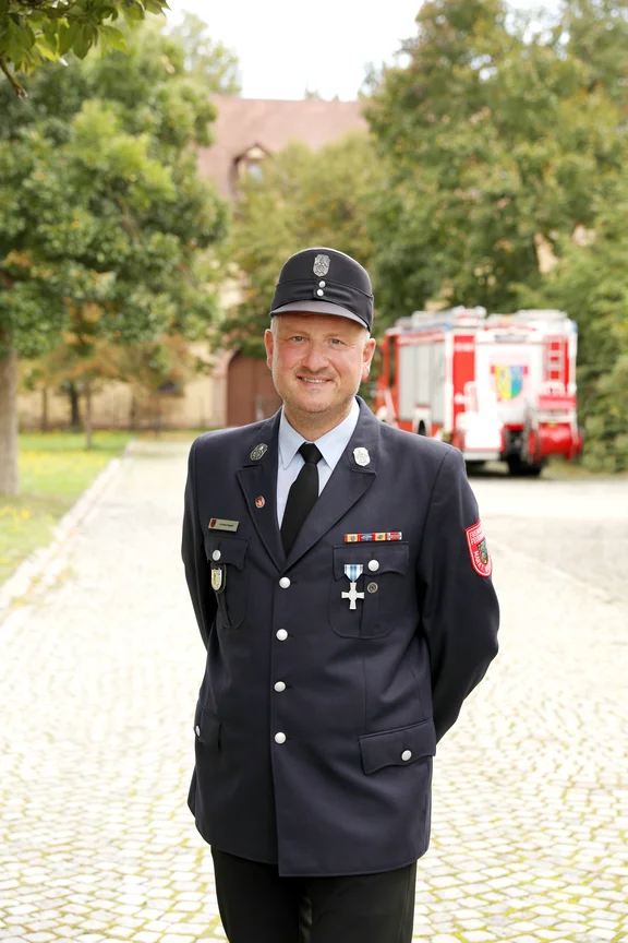 Haagen_Blaue Uniform mit Mütze_HLF2.JPG