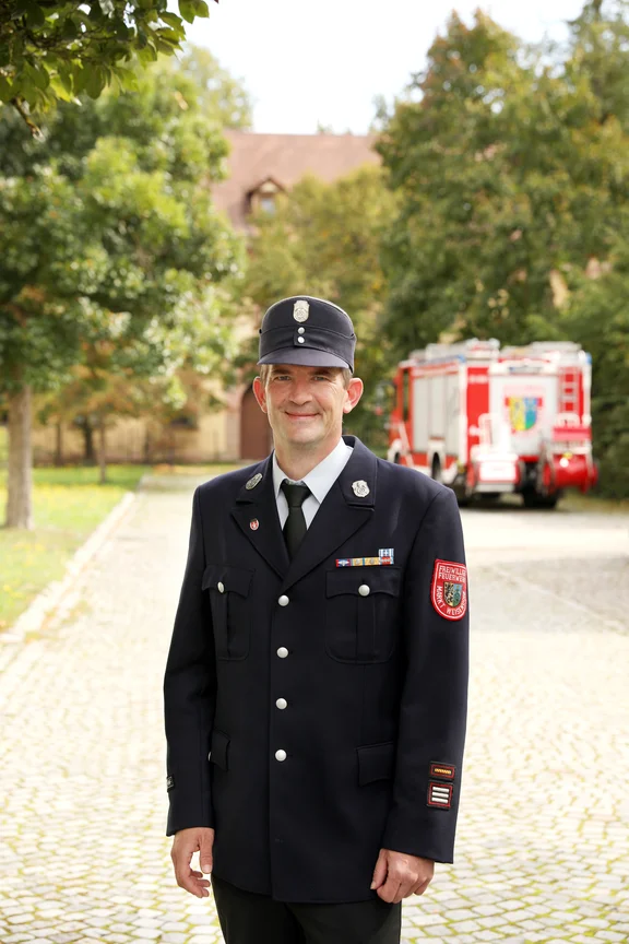 Süß_Blaue Uniform mit Mütze_HLF2 Kopie.JPG
